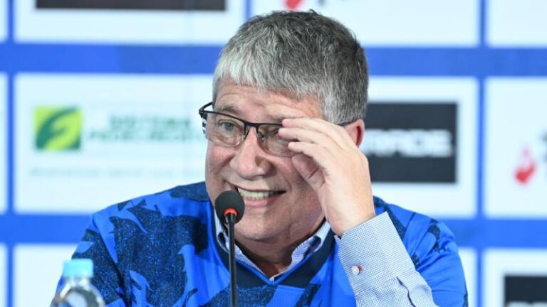Bolillo-Gomez-Tecnico-Futbol-Nuevo-Presentacion-3-1.jpg