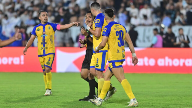 Ivan-Barton-Limeno-gol-final-Alianza-anulado.jpg