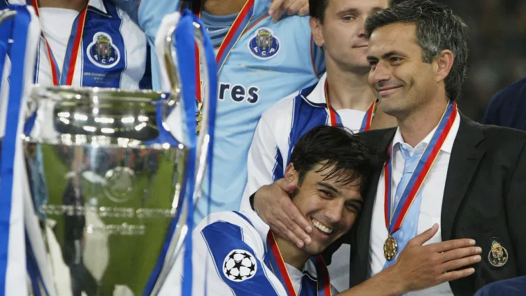 jose-mourinho-and-his-porto-team-lift-the-champions-league-trophy_19mse1txgn5e113lk0bzqaljbe.jpg.web_.webp