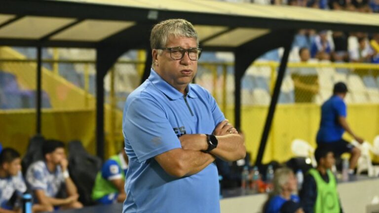 Hernan-Dario-Bolillo-Gomez-Selecta-El-Salvador-Surinam-02.jpg