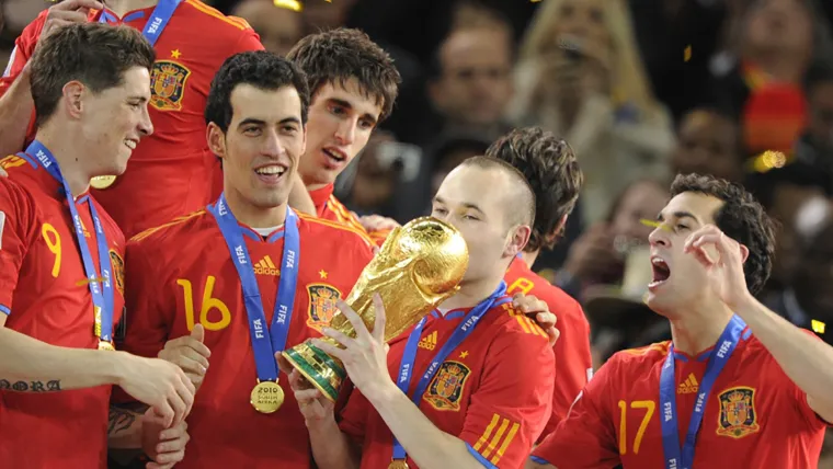 andres-iniesta-sergio-busquets-fernando-torres-spain-world-cup-2010_ftaxm4ws6s8a1cntwv1lbuiv4.jpg.we_.webp