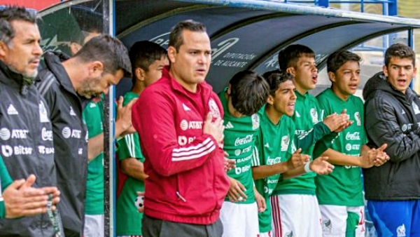 chrisitan-flores-nuevo-entrenador-cd-fas-el-salvador-02.jpg