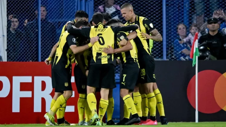 penarol-en-la-cancha-de-velez_1440x810.webp.webp